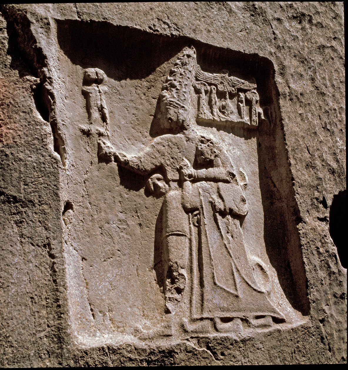 O Rei Tudhaliya protege por um divinita (Relevo baixo. por volta de 1250-1220 AC) de Hittite