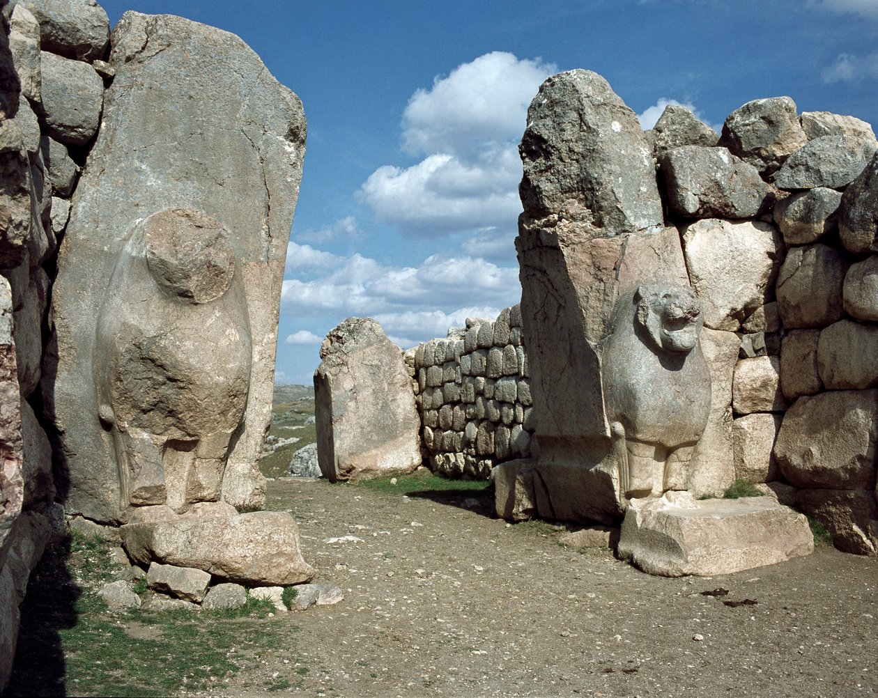 Porta do Leão colocada nas paredes de Hattusa de Hittite