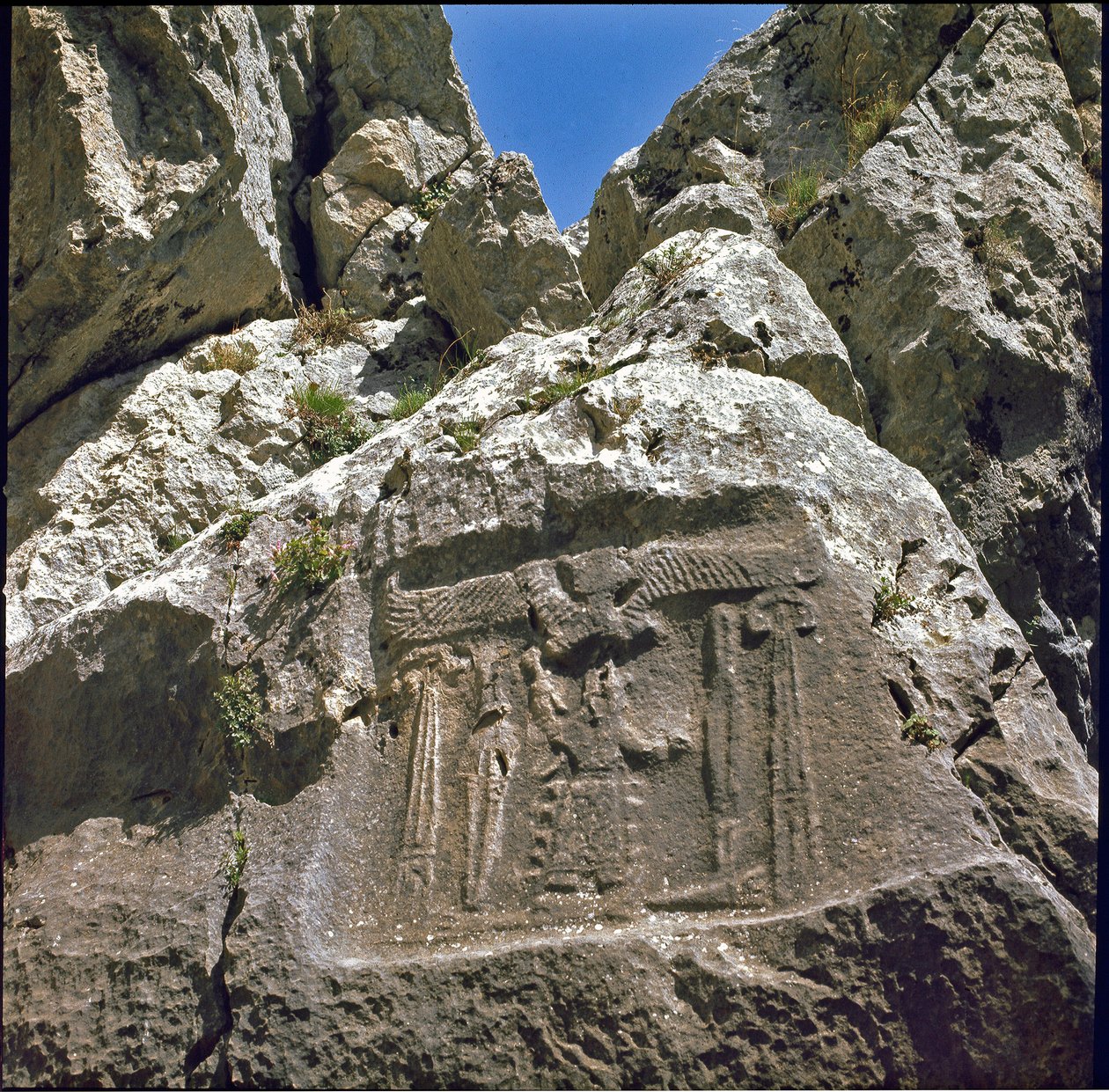 Baixo relevo com um personagem sob uma criatura ailee. por volta de 1250-1220 AC. de Hittite