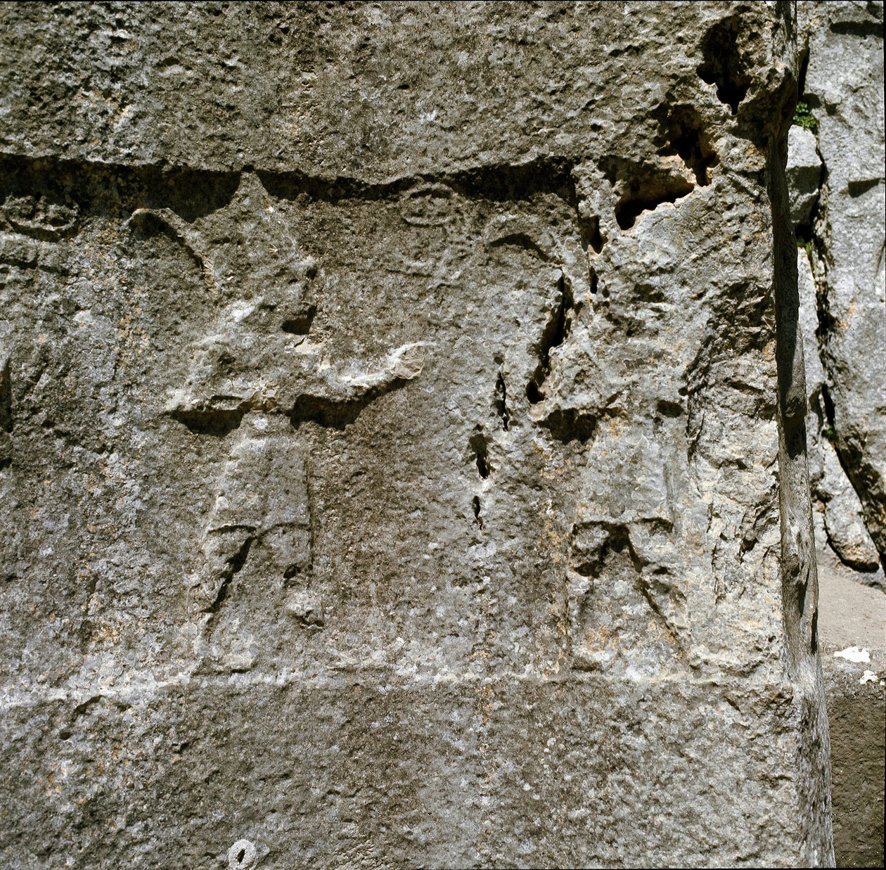 Baixo relevo com dois caracteres. Por volta de 1250-1220 BC. de Hittite