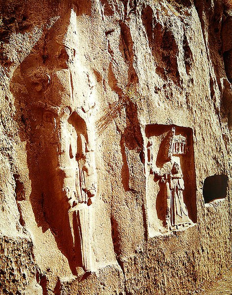 O deus da espada e Tudhaliya IV abraçados por um deus de Hittite