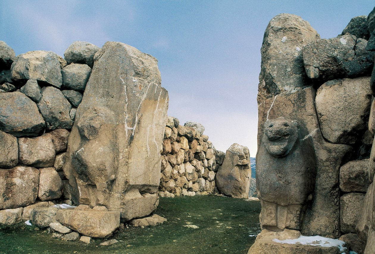Vista da Porta do Lions, uma das cinco entradas para o recinto da antiga capital do Império Hitita em Hattusha (agora Bogazkale), Turquia de Hittite