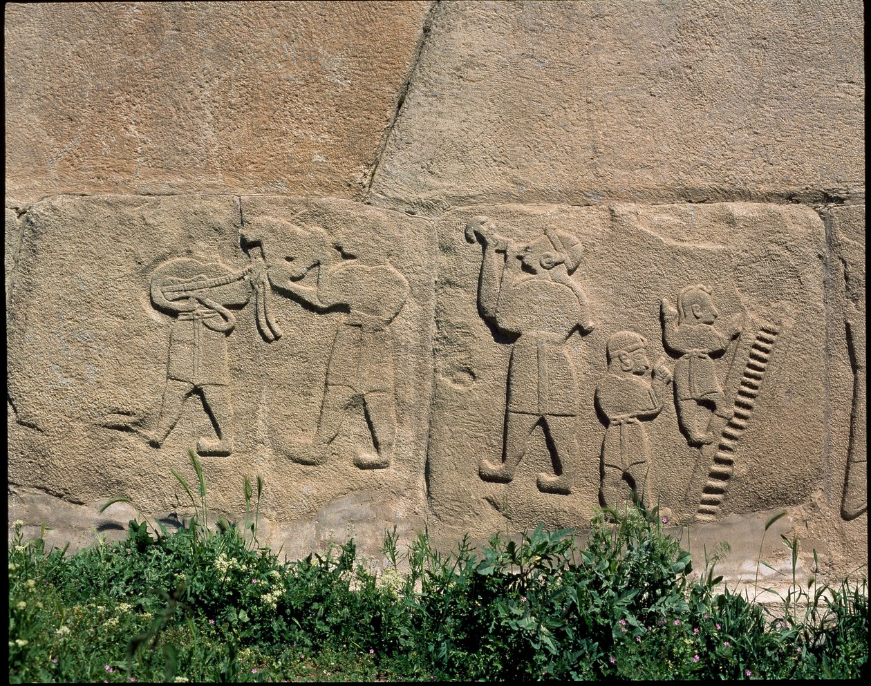 Vista da base dos relevos da Porta da Esfinge de Hittite Hittite