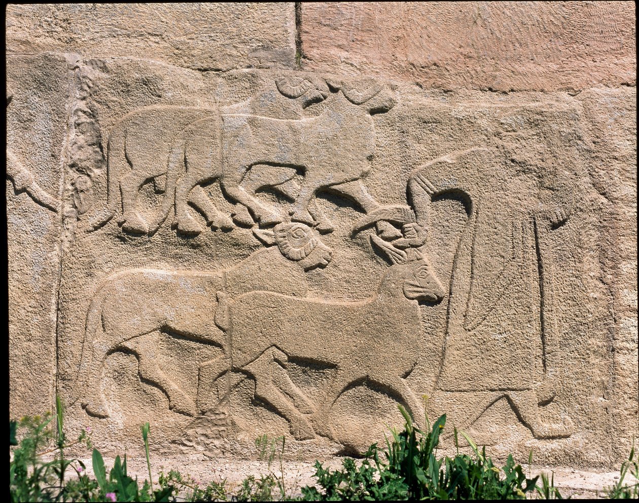 Vista da base dos relevos da Porta da Esfinge de Hittite Hittite