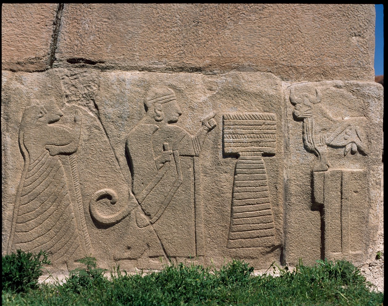 Vista da base dos relevos da Porta da Esfinge de Hittite Hittite