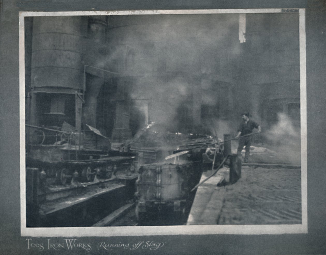 Tees Iron Works - Running Off Slag, 1919 de Hood and Co. Ltd