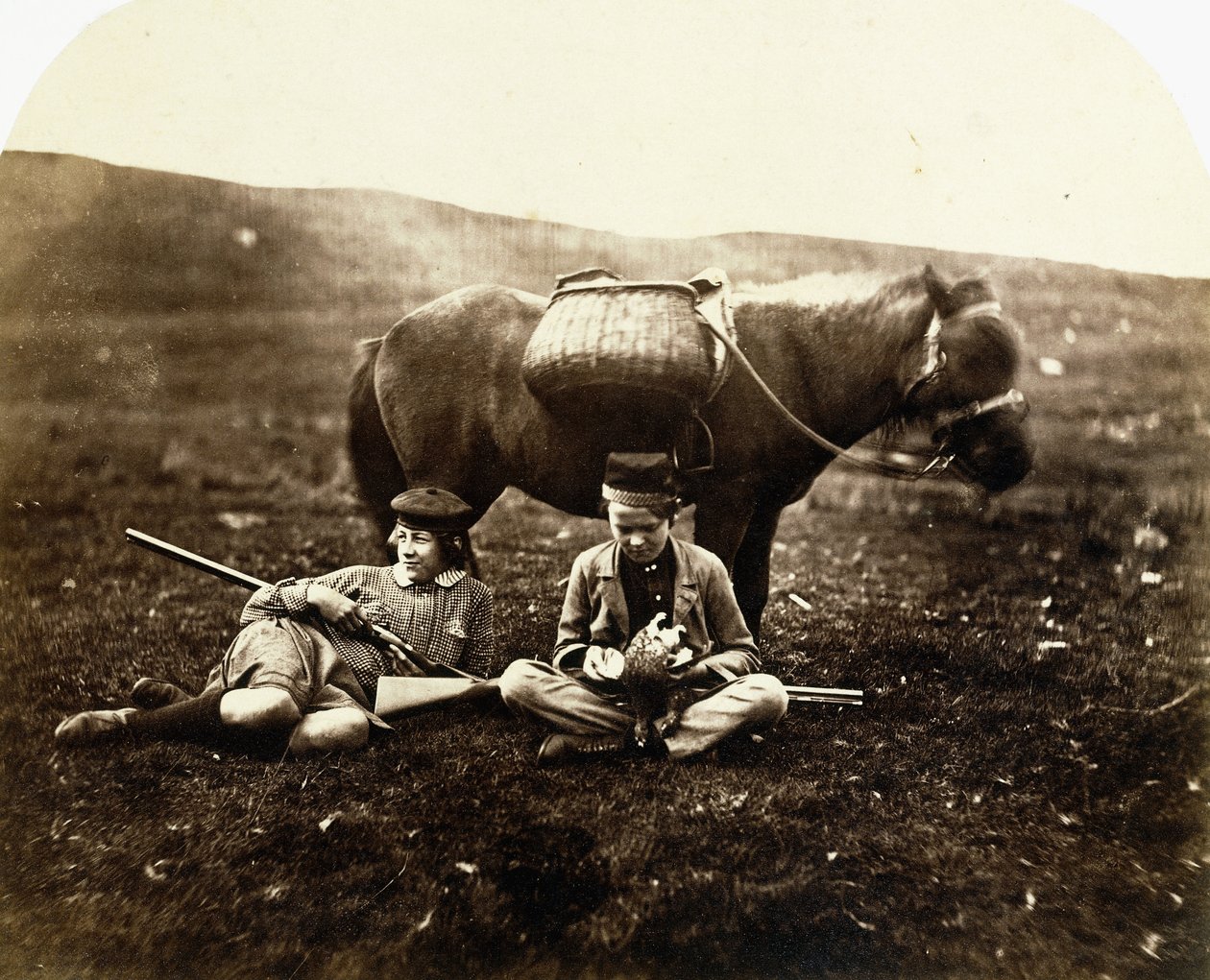 Charlie e Peel Ross com cavalo após uma caça, c.1856-1859 de Horatio Ross