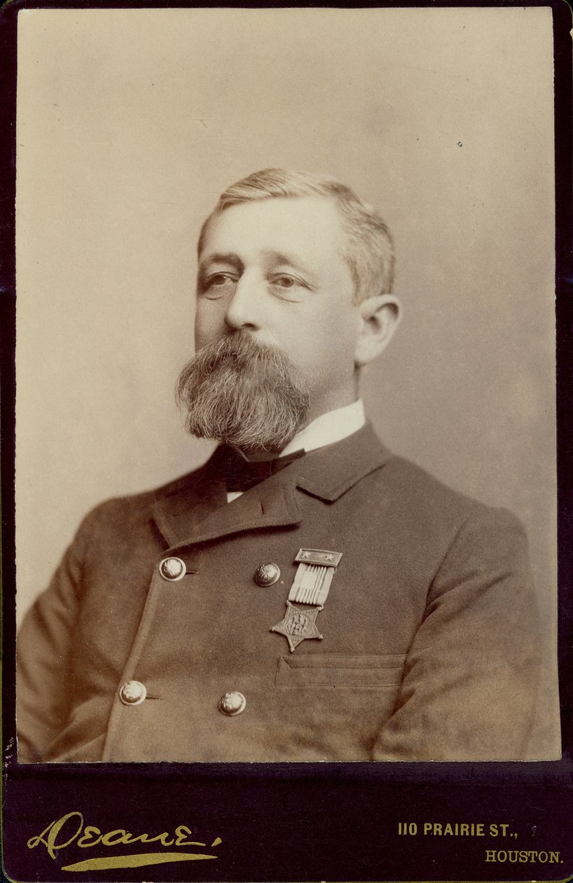 Busto retrato de Alfred K. Taylor, virou para a esquerda e vestindo uma jaqueta trespassada com uma medalha presa a ele. de Houston Deane