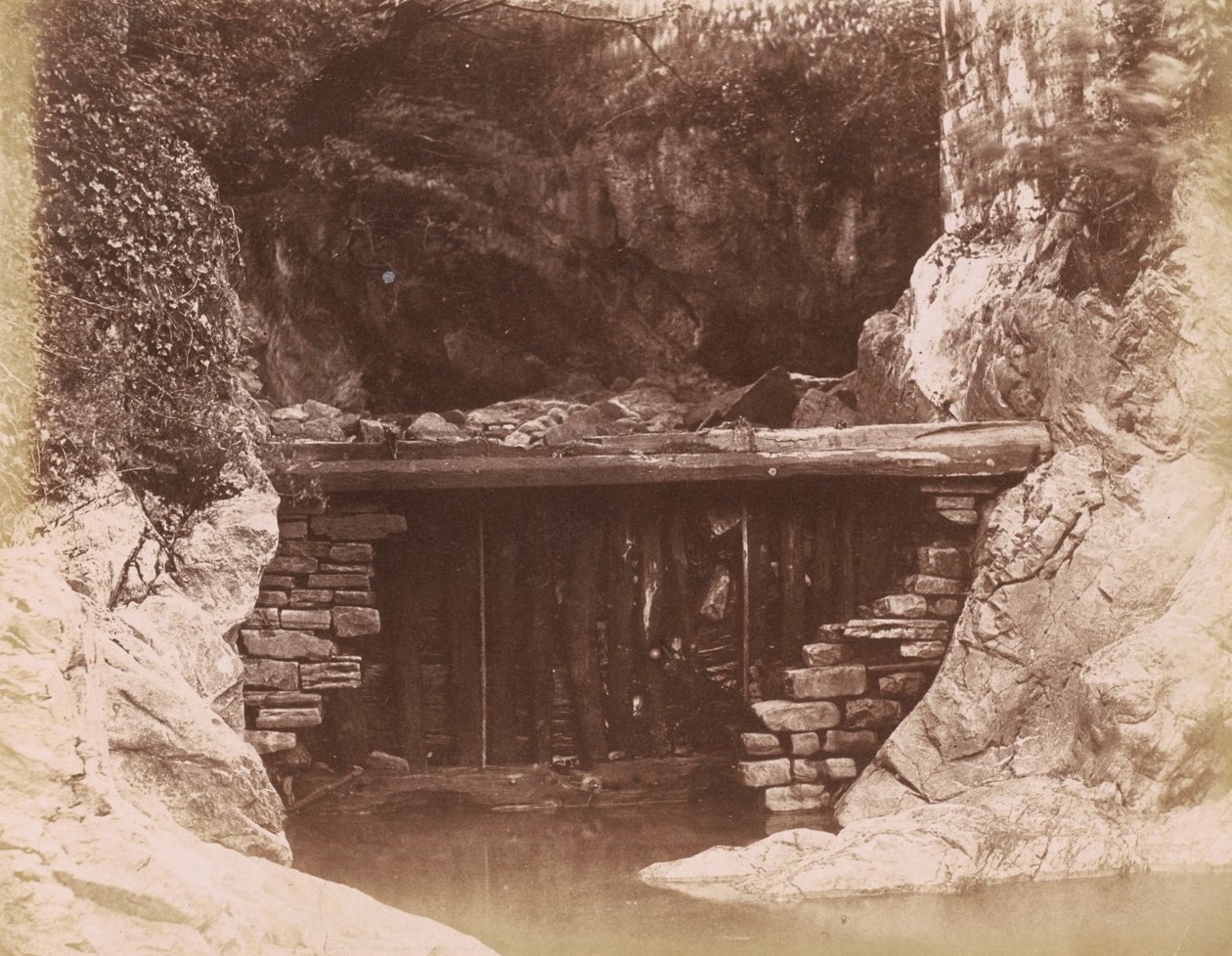 A barragem do moinho, 1855 (foto) de Hugh Owen