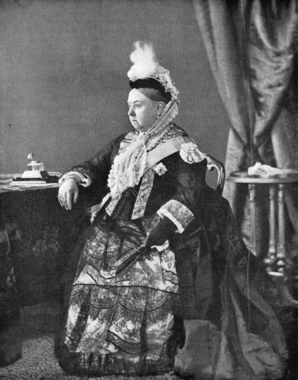 Rainha Victoria no vestido que usava em seu serviço de Jubileu de Ouro, 1887. de Hughes and Mullins