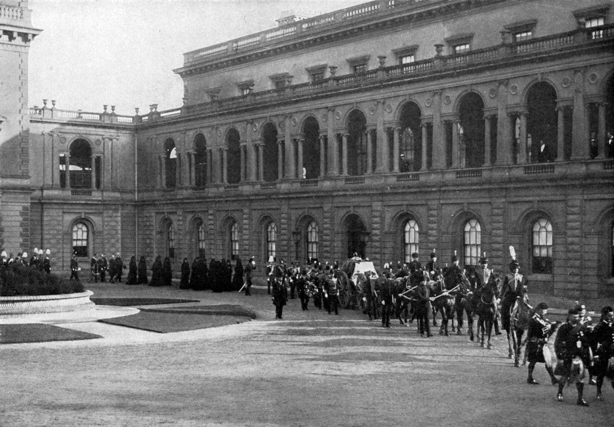 Procissão fúnebre da rainha Victorias saindo de Osborne House, ilha de Wight, 1º de fevereiro de 1901. de Hughes and Mullins