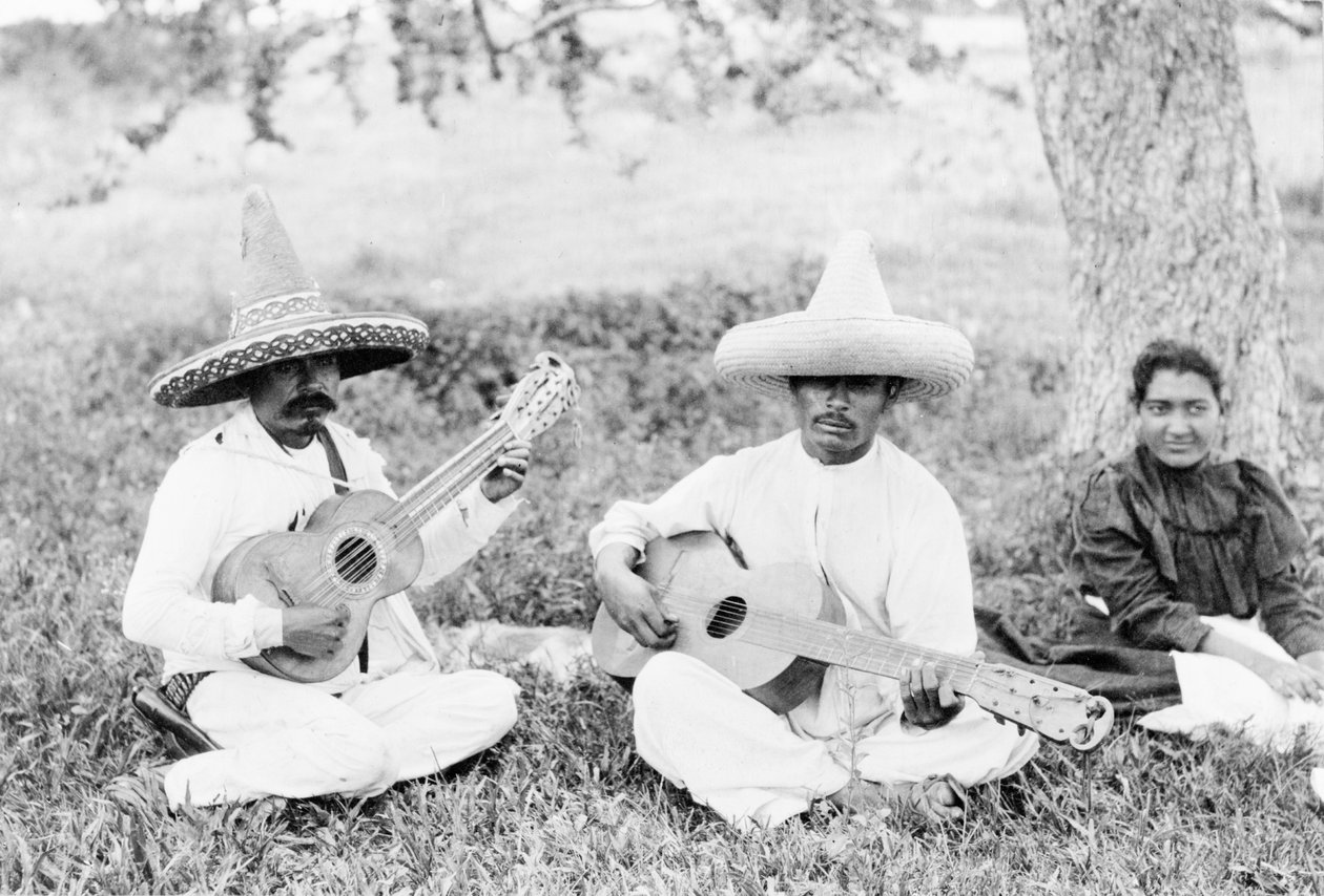 Músicos mexicanos a tocar guitarra, c.1920 (fotografia a preto e branco) de Hugo Brehme