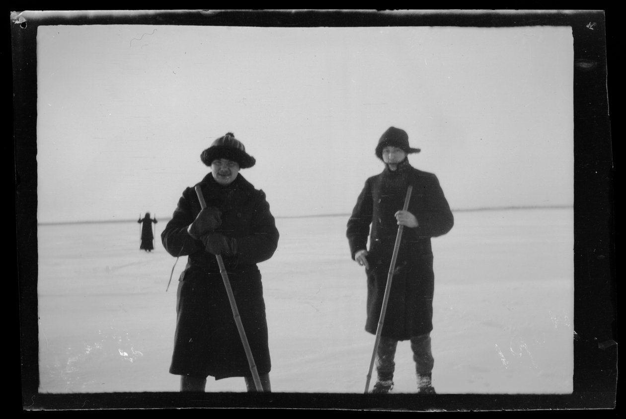 Arne Homén e Guido Simberg a esquiar no gelo de Hugo Simberg