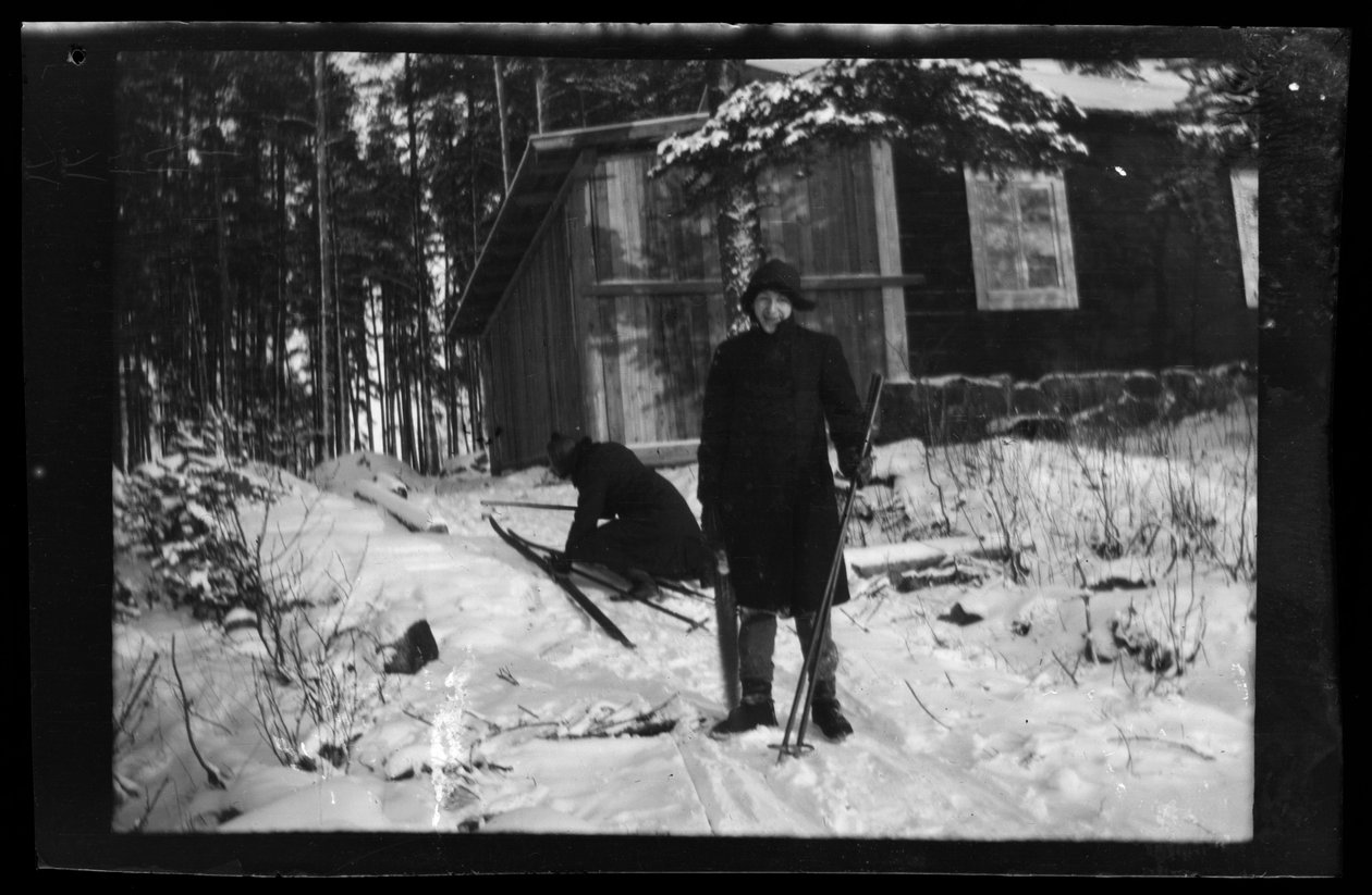 Arne Homén e Guido Simberg e os seus esquis de Hugo Simberg