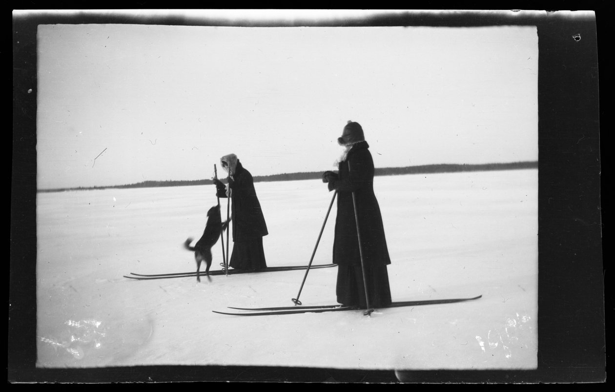 Blenda e Elsa Simberg a esquiar, também Balu numa viagem de esqui de Hugo Simberg