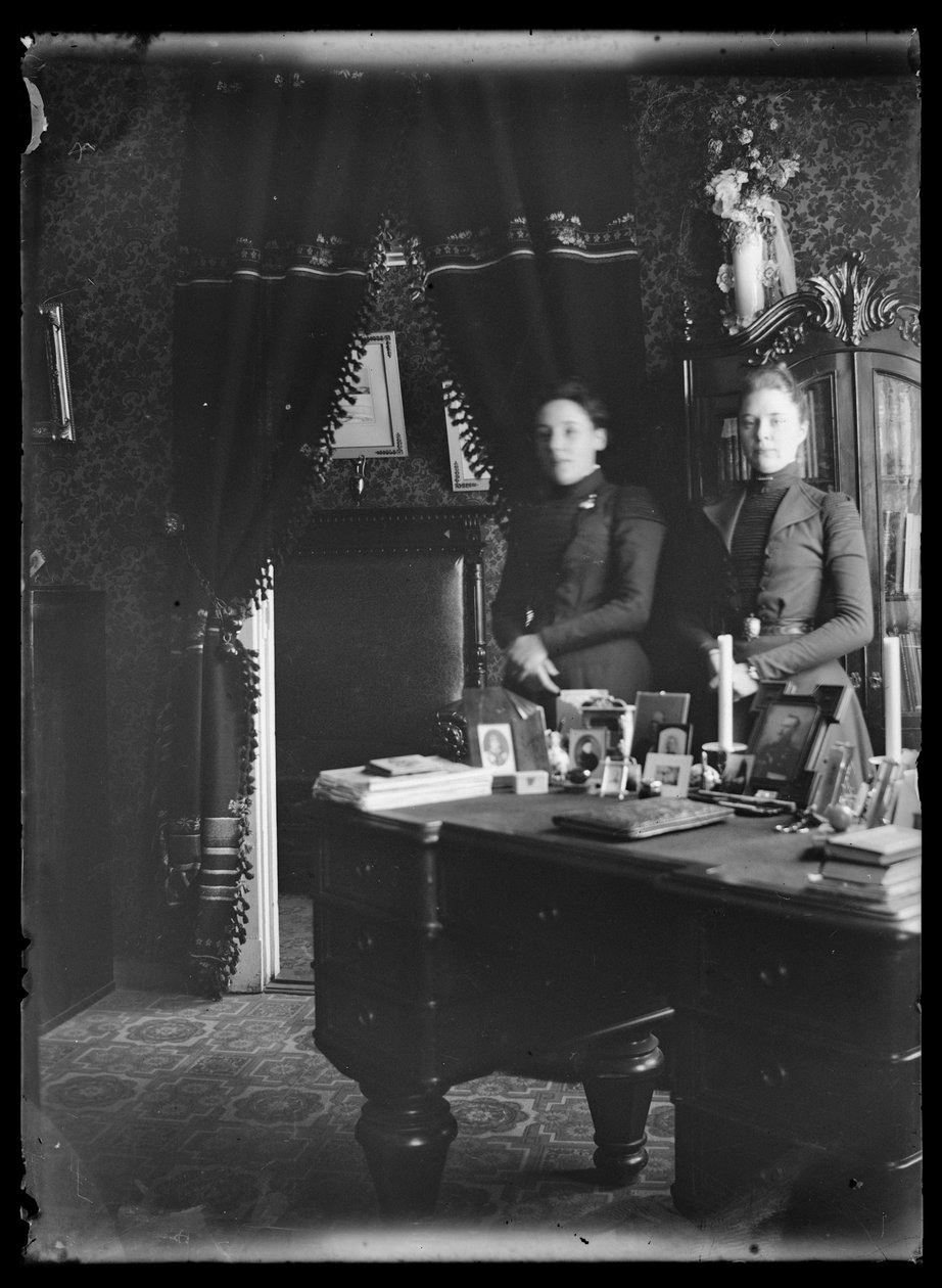 Elli e Ellen von Schoultz na sua casa em Vyborg de Hugo Simberg