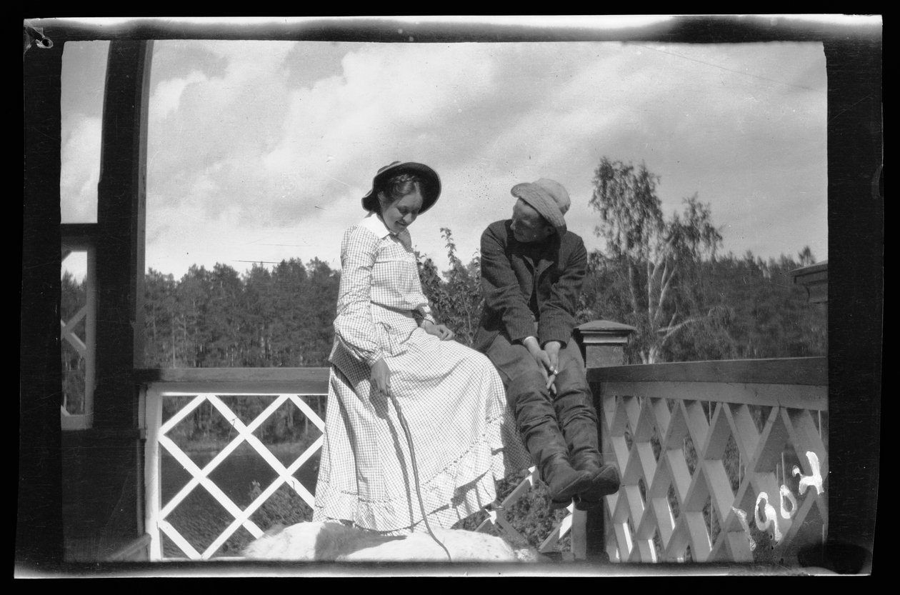 Erna e Guido Simberg e Sarto no alpendre da Pink Villa de Hugo Simberg