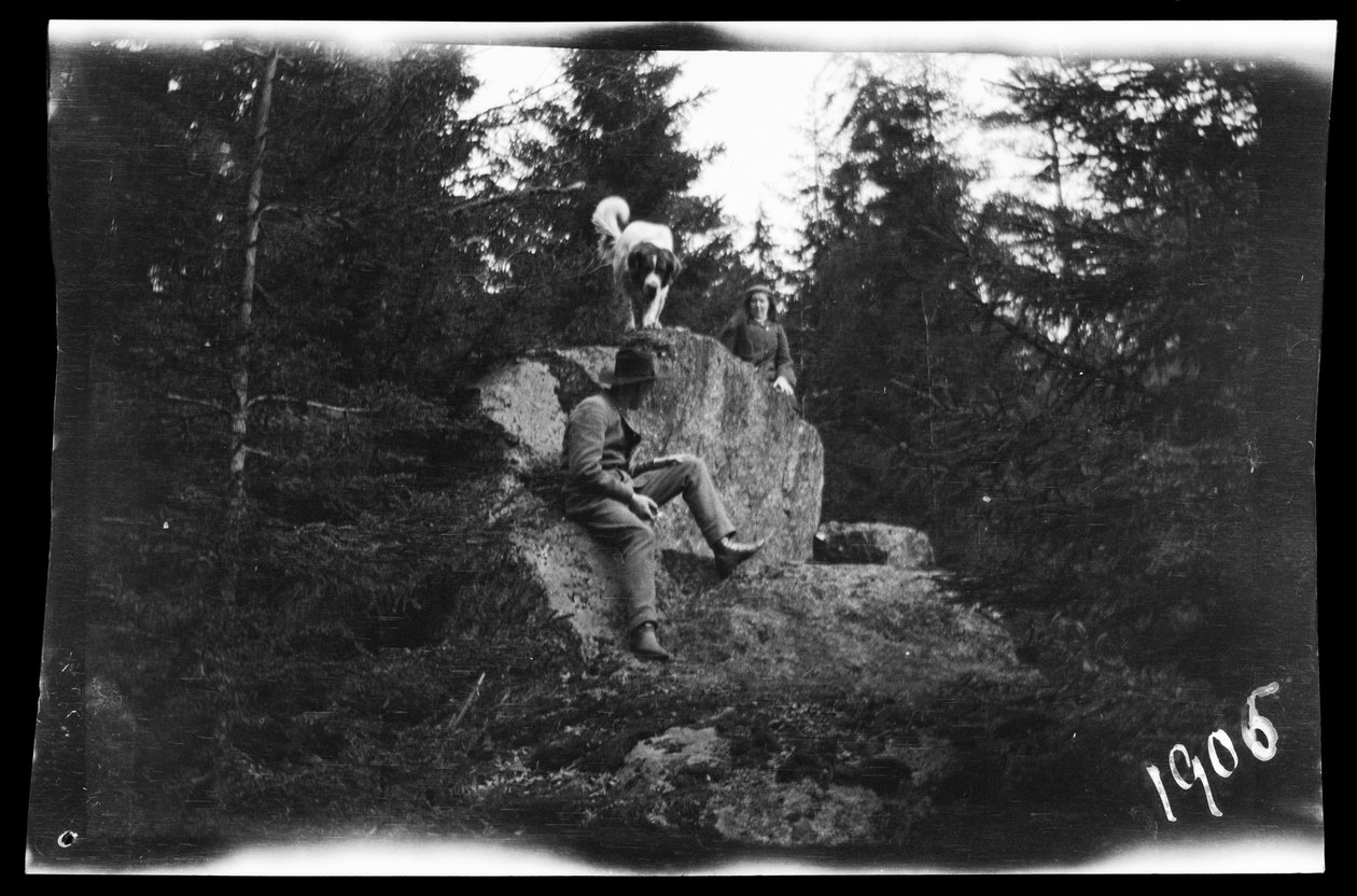 Guido e Blenda Simberg e Sarto na floresta de Niemenlautka de Hugo Simberg
