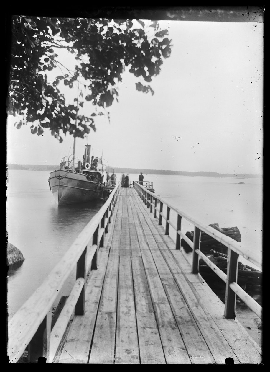 Ponte de barcos em Niemenlautaa de Hugo Simberg