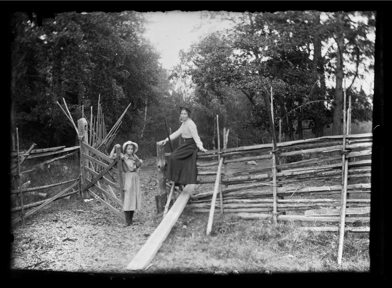 Lilli e Elsa Simberg na varanda junto à estrada de Niskapohja de Hugo Simberg