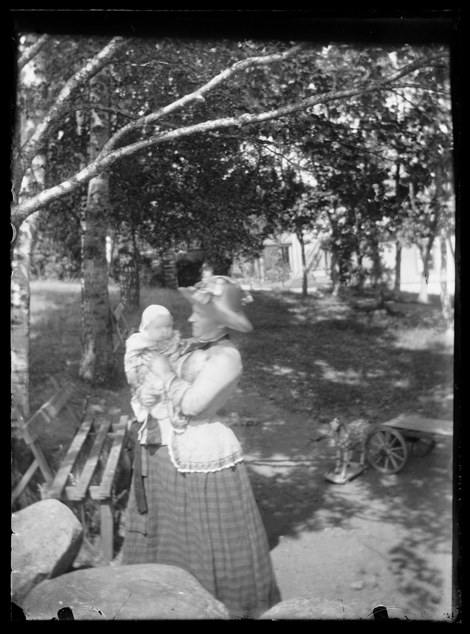 Lilli e Laine Simberg no parque de Hugo Simberg