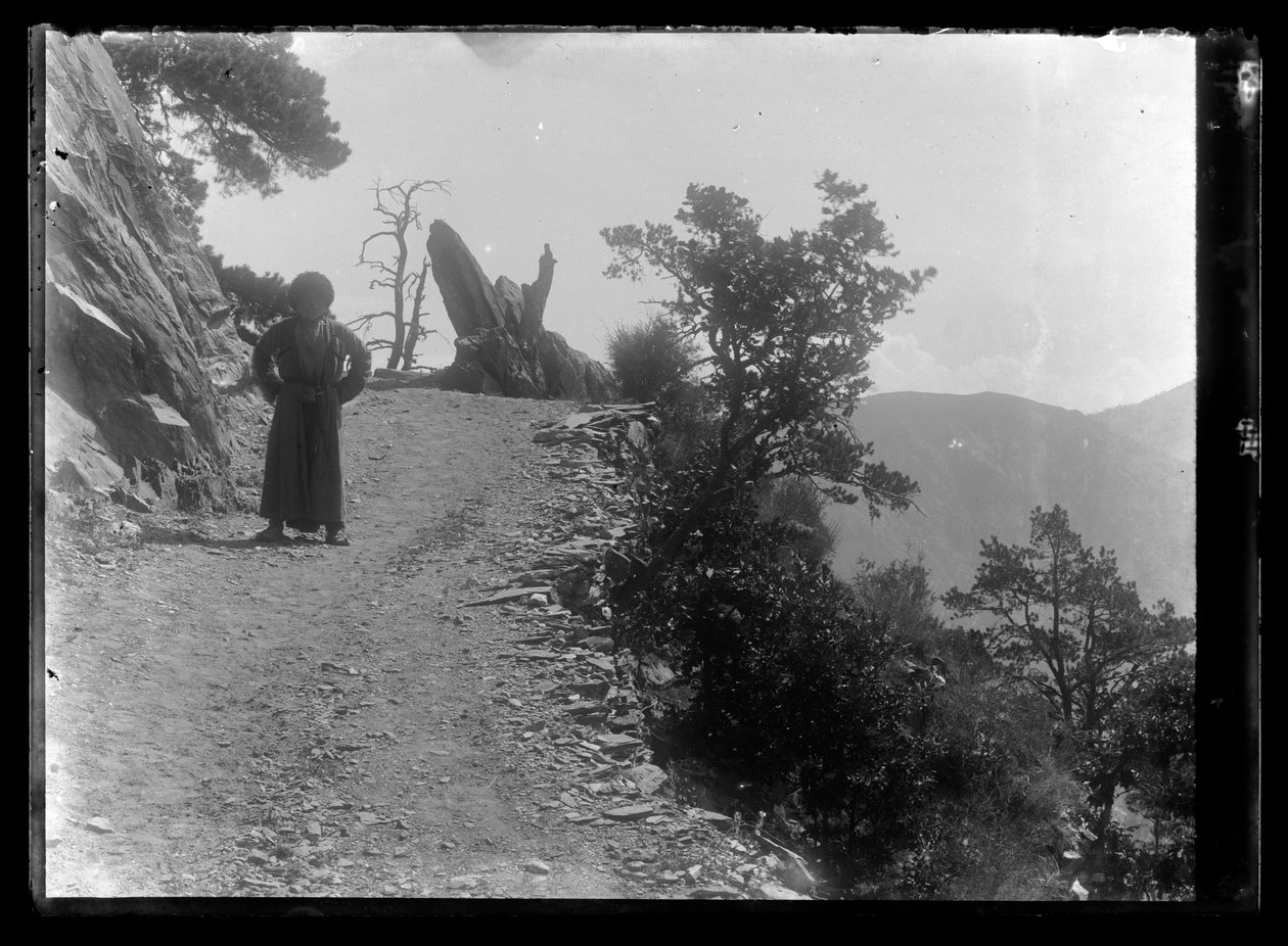 Homem na estrada da montanha do Cáucaso de Hugo Simberg