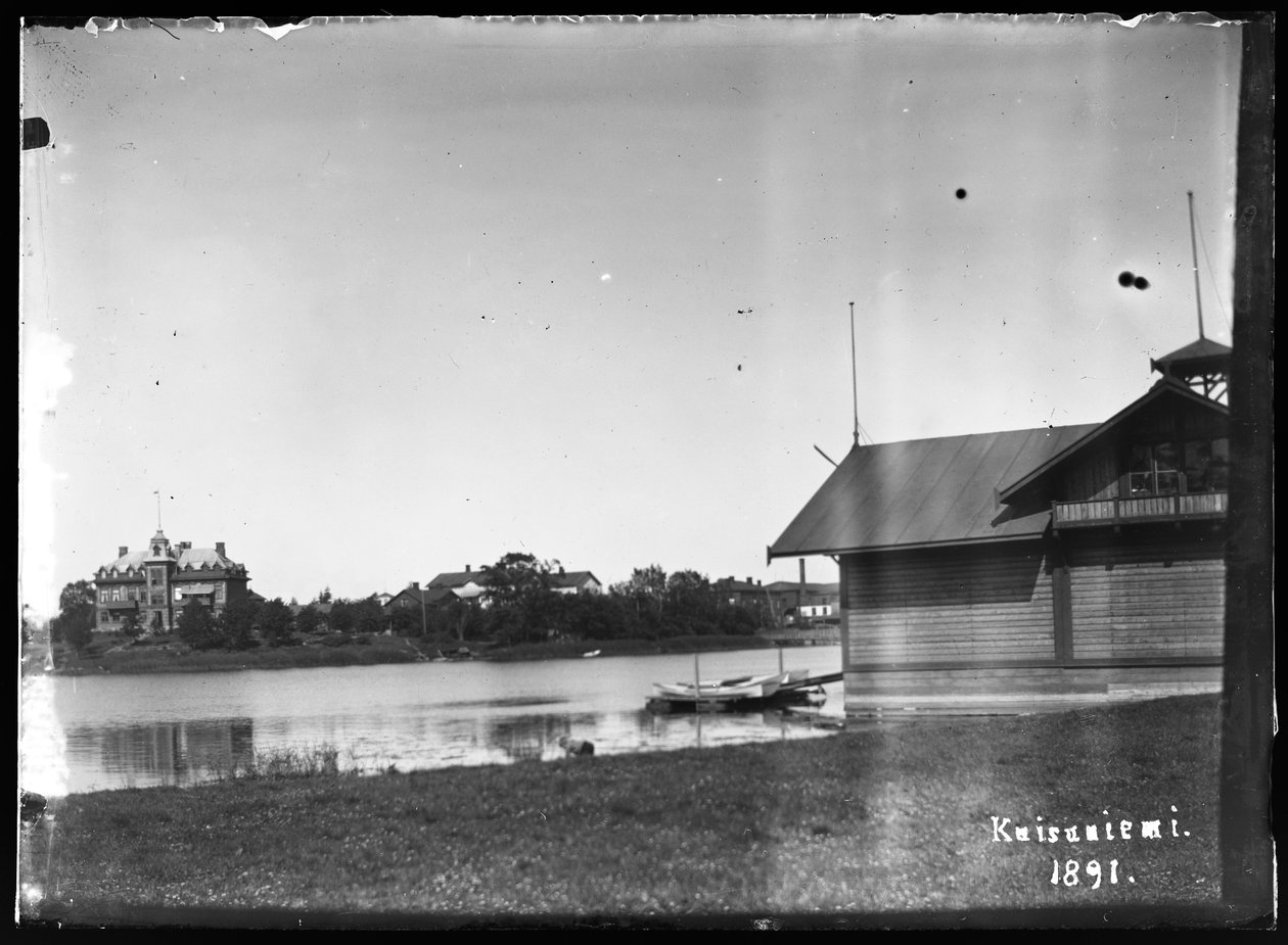 À direita, o pavilhão do clube de remo em Kaisaniemi; à esquerda, a casa do proprietário da fábrica, Rieks de Hugo Simberg