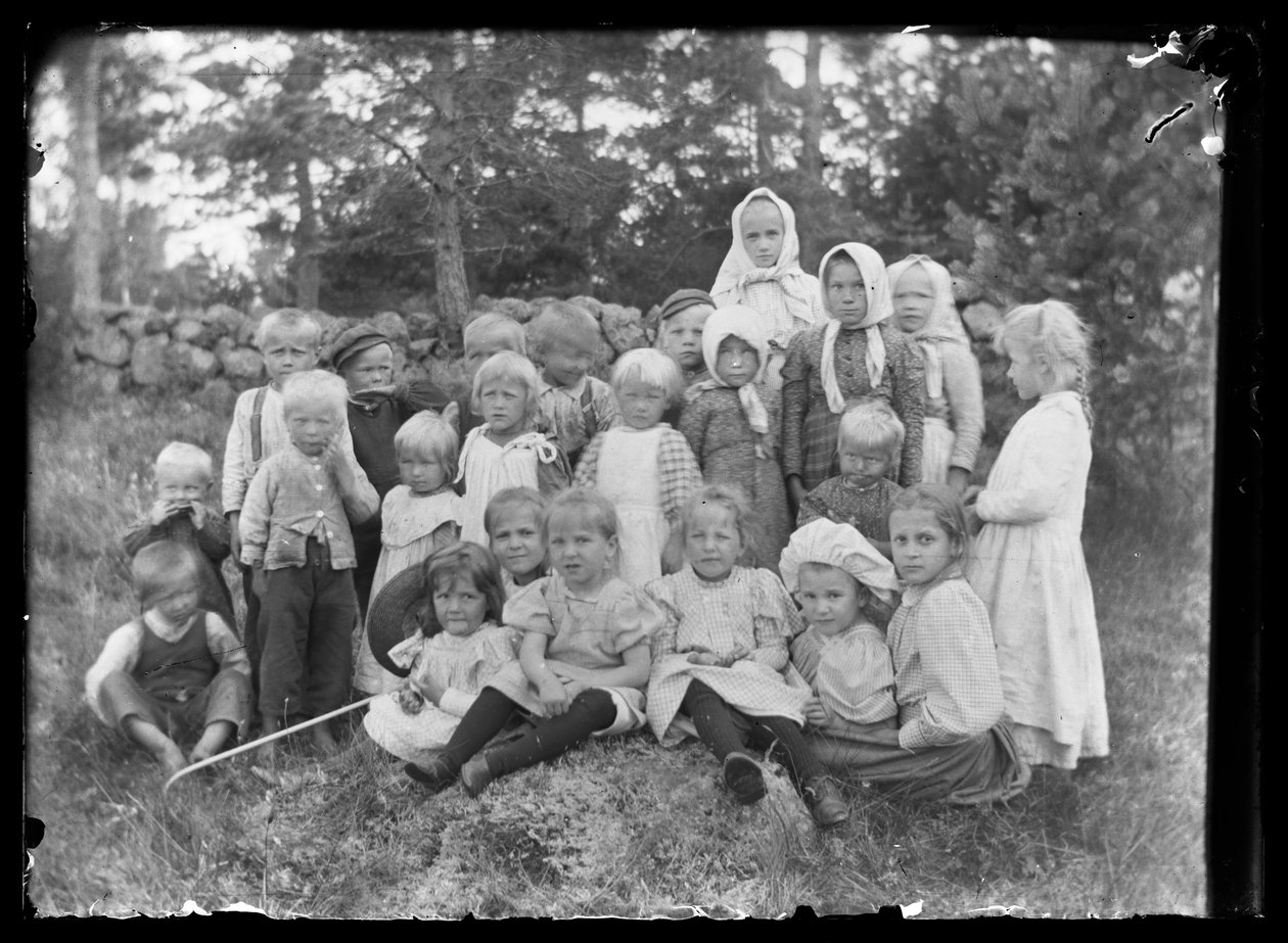 Crianças locais e crianças do Niemenlauta Manor de Hugo Simberg