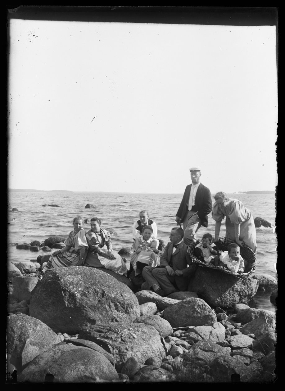 Fotografia de grupo nas pedras da praia de Selkäranta de Hugo Simberg