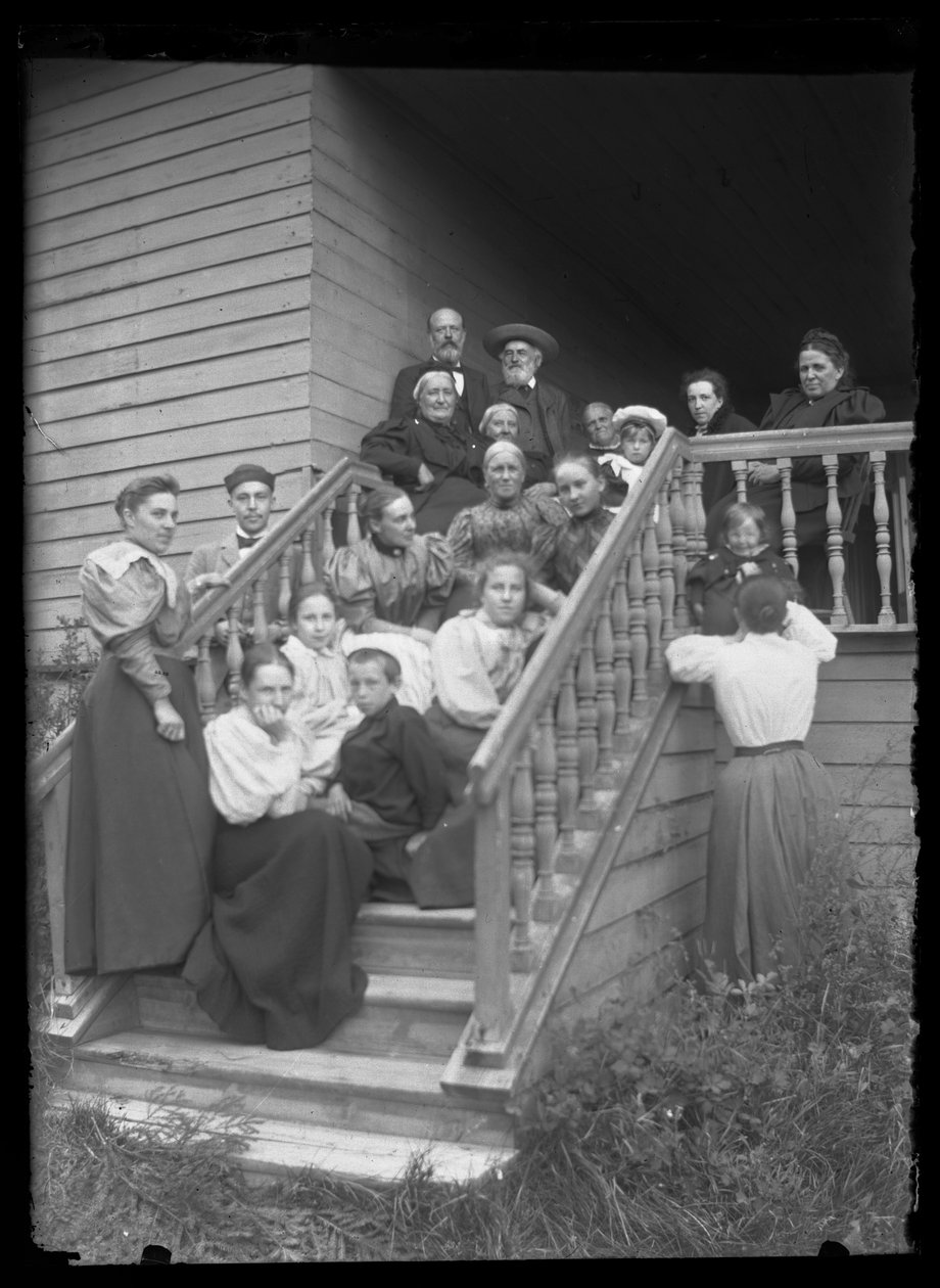 Fotografia de grupo nos degraus da Villa Branca de Hugo Simberg