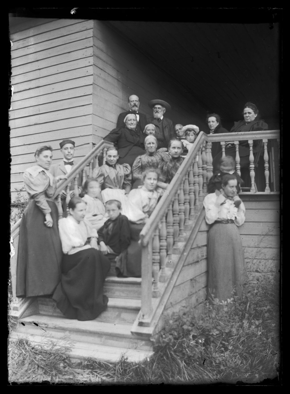Fotografia de grupo nos degraus da Villa Branca de Hugo Simberg