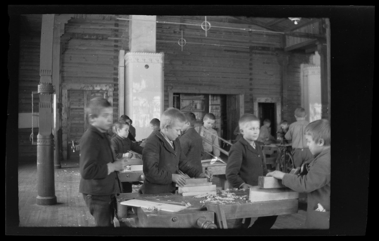 Provavelmente a sala de esculturas da escola primária de Kymintehta de Hugo Simberg