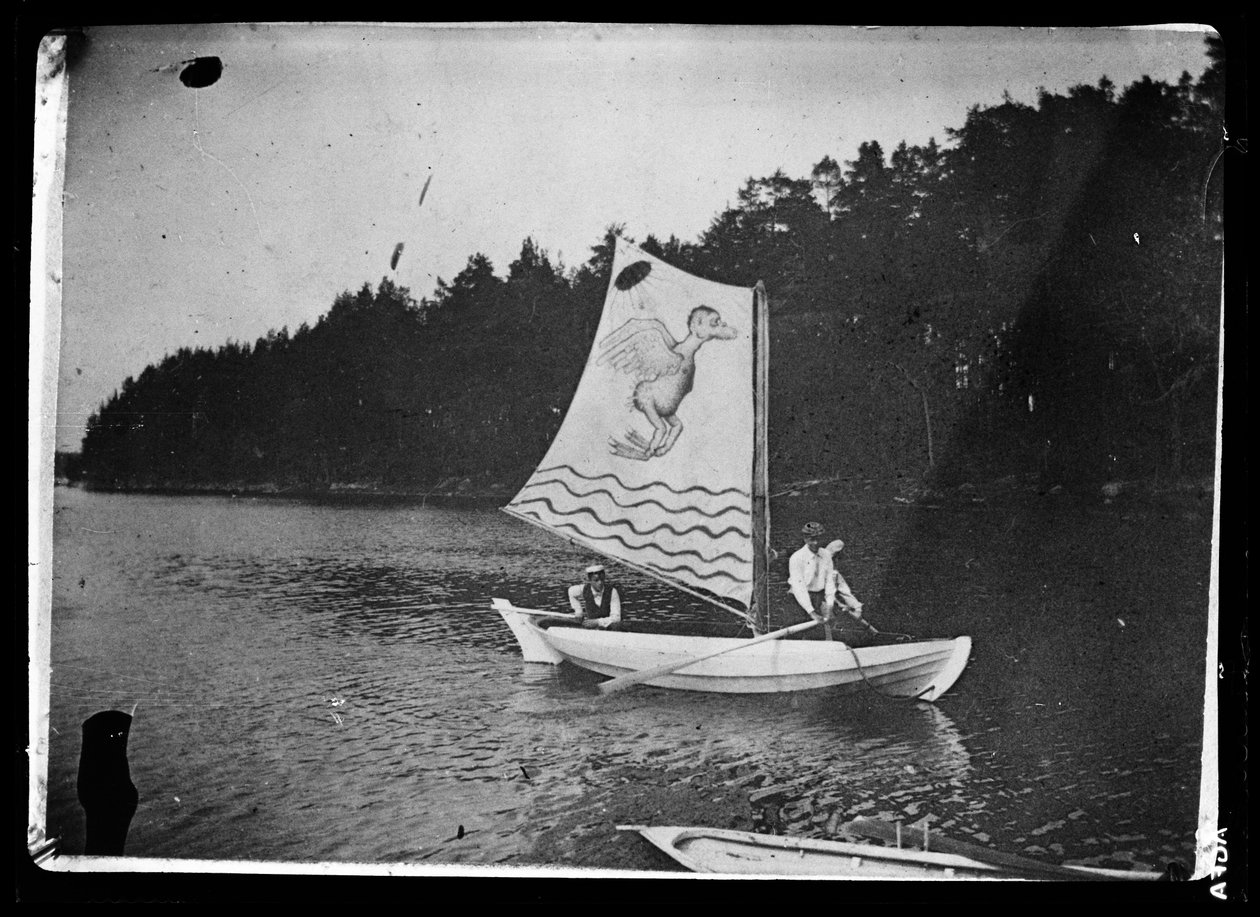 Barco branco pintado por Hugo com velas monstruosas de Hugo Simberg