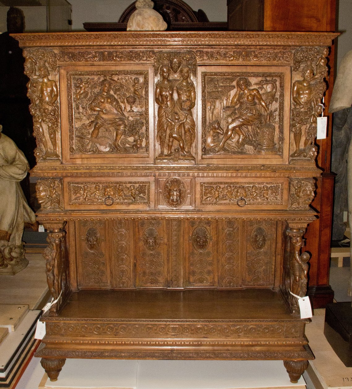 Aparador, meados dos anos 1500. de Hugues Sambin
