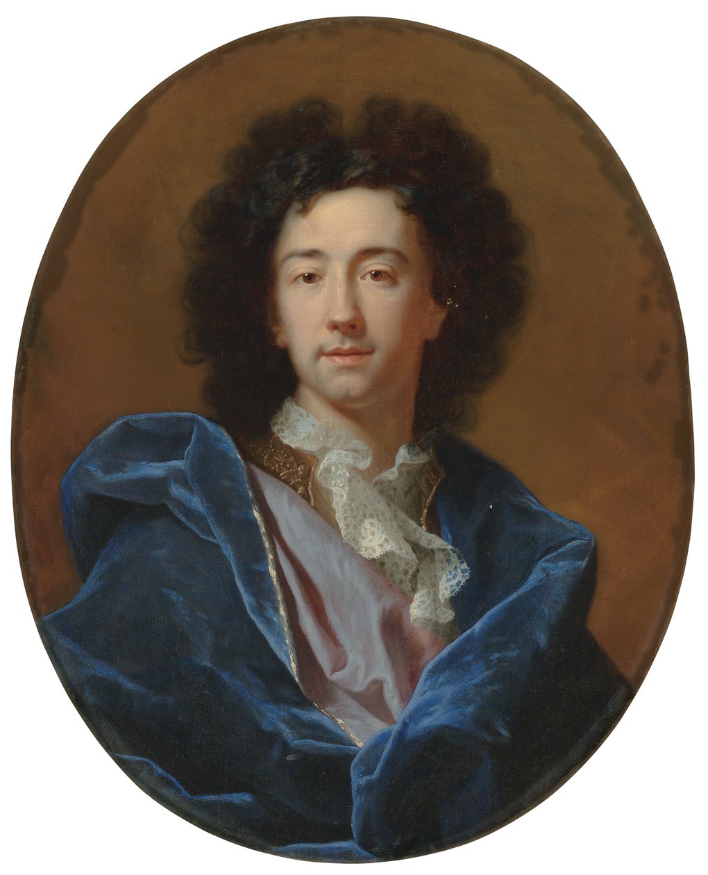 Retrato do artista, na altura do busto, em uma gravata de renda e capa azul de Hyacinthe Francois Rigaud