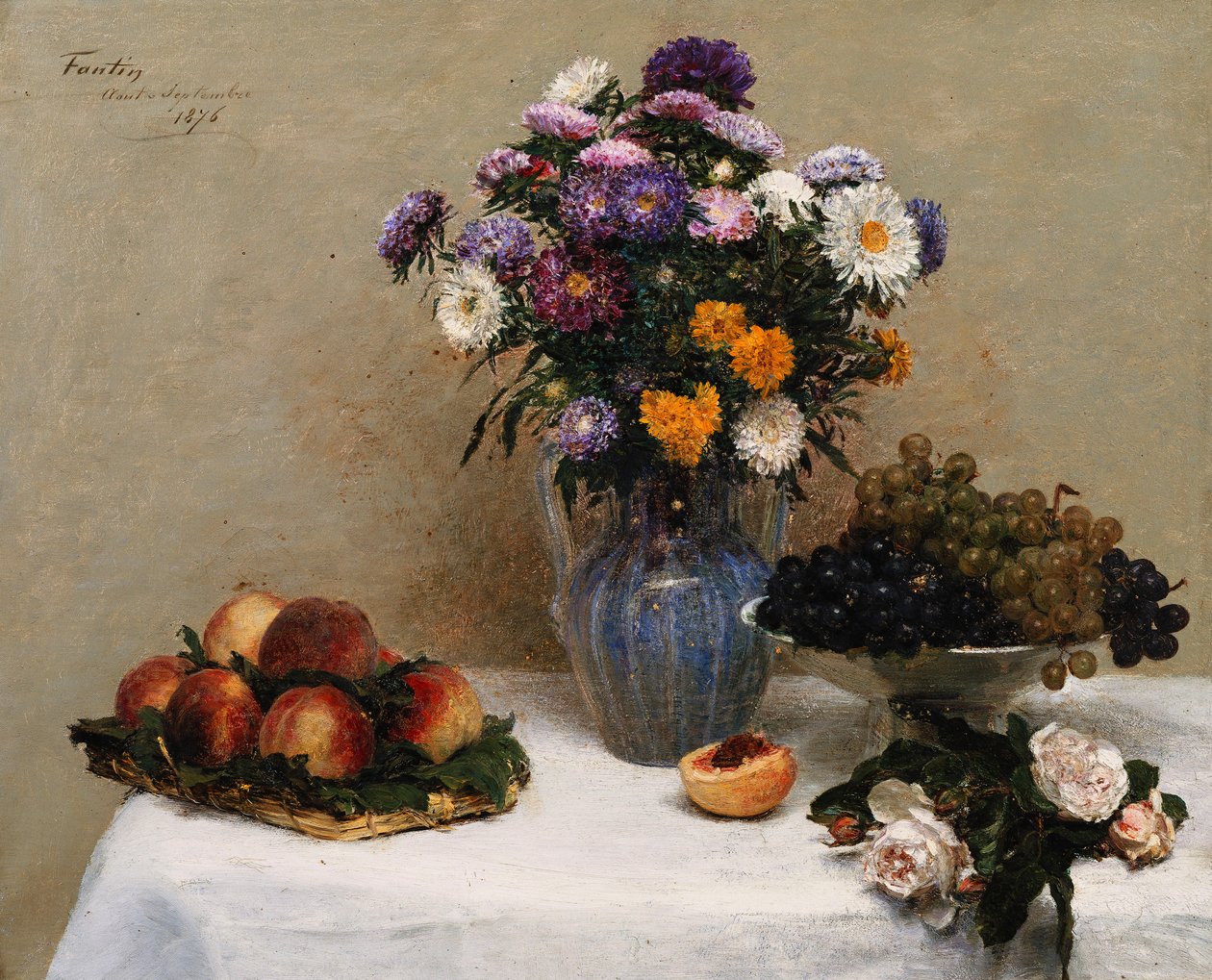 Rosas brancas e crisântemos em um vaso - pêssegos e uvas em uma mesa com uma toalha de mesa branca; Rosas brancas, crisântemos em um vaso - pêssegos e uvas em uma mesa com toalha de mesa branca, 1876 de Ignace Henri Jean Fantin Latour