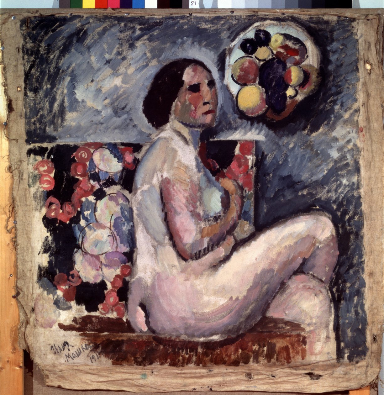 Akt. Retrato de uma mulher nua, sentada de pernas cruzadas, de perfil, fazendo um gesto de modéstia. Atrás dela, um quadro de fruta e um chapéu decorado com fruta pendurado na parede. Pintura de Ilya Ivanovich Mashkov (Ilia Machkov, Matchkov) (1881-1944) de Ilya Ivanovich Mashkov