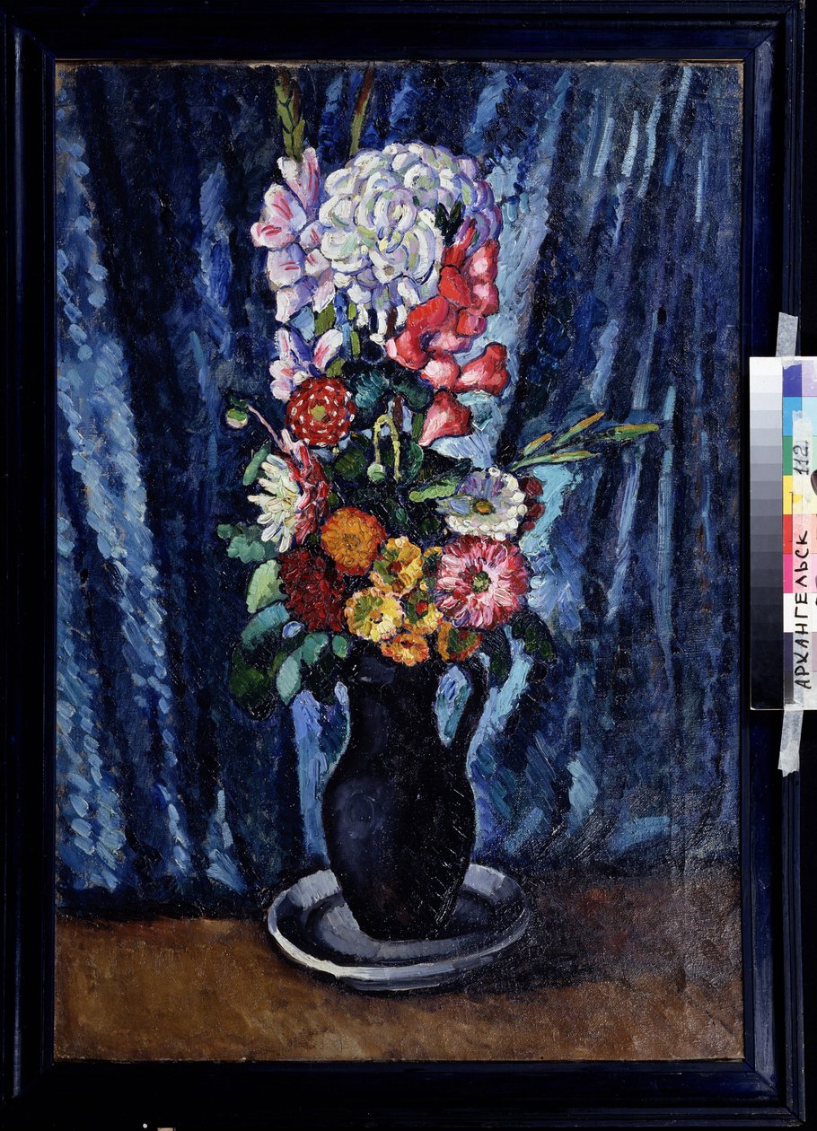 Bando de FLowers num jarro preto sobre o fundo azul. Pintura de Ilya Ivanovich Mashkov (Ilia Machkov, Matchkov) (1881-1944), óleo sobre tela 1916. Arte russa, natureza morta, início do século XX. Região de Ilya Ivanovich Mashkov