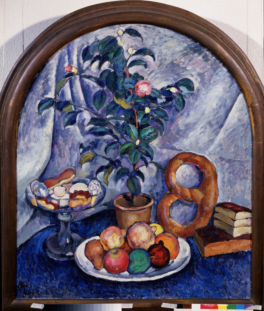 Natureza morta. Camelia (Still Life. Camellia). Fruta, pastelaria e uma pilha de livros debaixo de uma planta em vaso. Pintura de Ilya Ivanovich Mashkov (Ilia Machkov, Matchkov) (1881-1944), óleo sobre tela de Ilya Ivanovich Mashkov