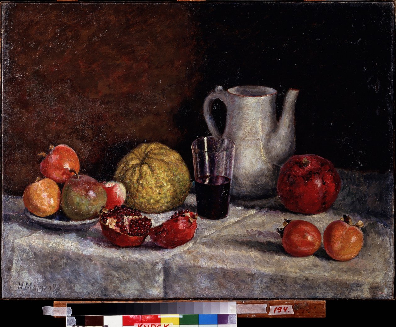 Natureza morta com uma romã. Pintura de Ilya Ivanovich Mashkov (Ilia Machkov, Matchkov) (1881-1944), óleo sobre tela, finais de 1930. Arte russa do século XX, arte soviética. Regional A. Galeria de Arte Deineka, Kursk (Rússia). de Ilya Ivanovich Mashkov