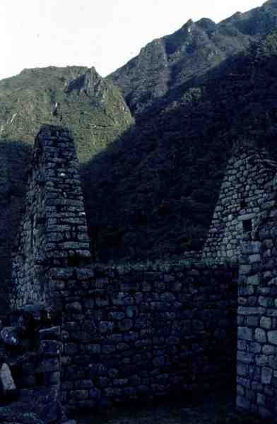 Casa arruinada da cidadela de Machu Picchu (foto) de Incan Incan