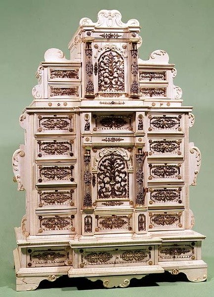 Armário com gavetas incrustadas de ouro, prata e pérolas, c.1670 (marfim esculpido) de Indian School