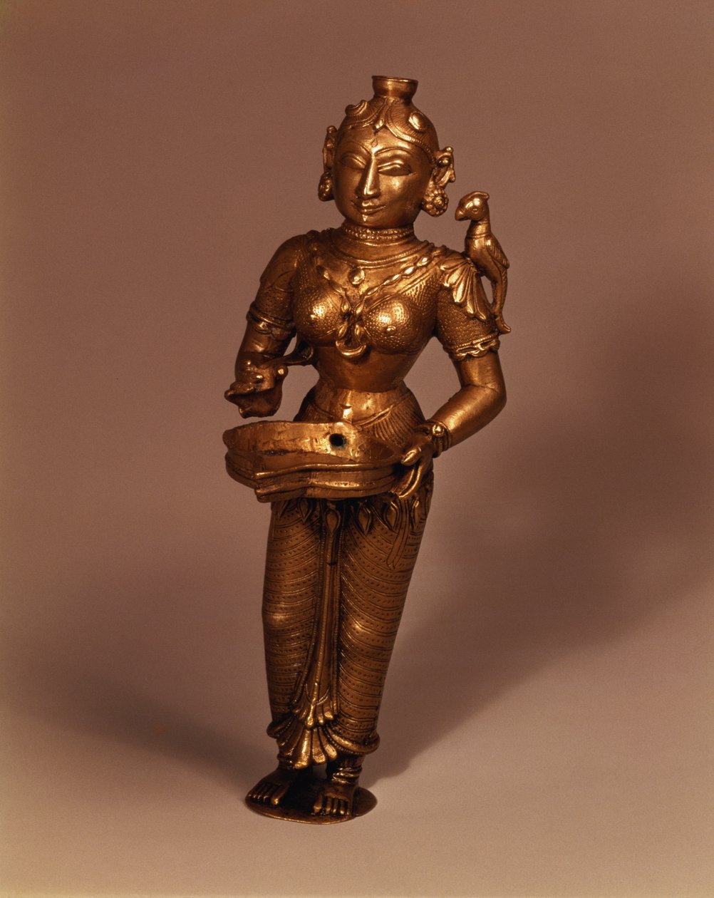 Lâmpada em forma de Deusa da Fortuna, Sul da Índia, início do século XIX (latão) de Indian School