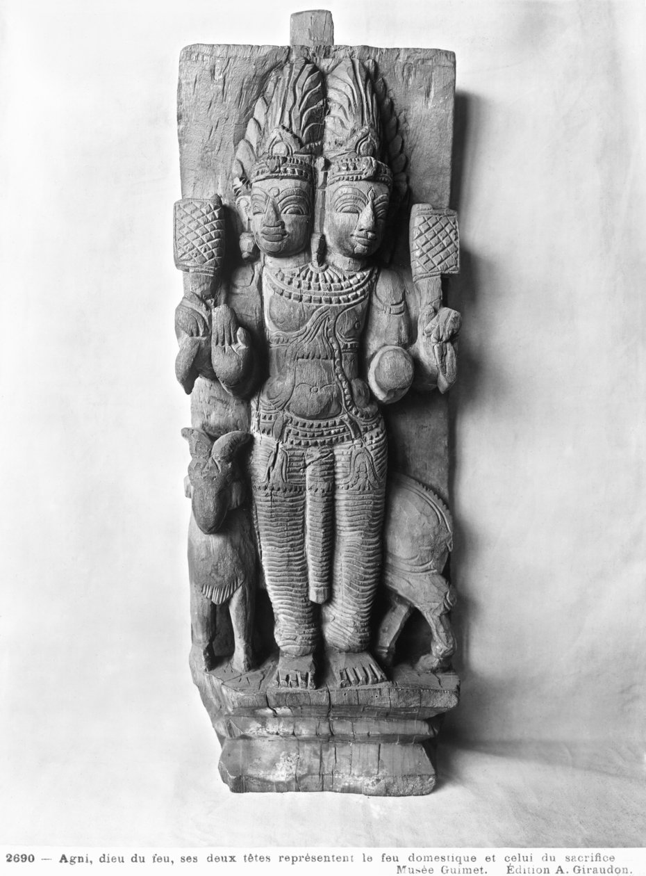 Relevo retratando uma imagem de duas cabeças de Agni, o Deus do fogo, sentado em um carneiro, no sul da Índia (madeira) de Indian School