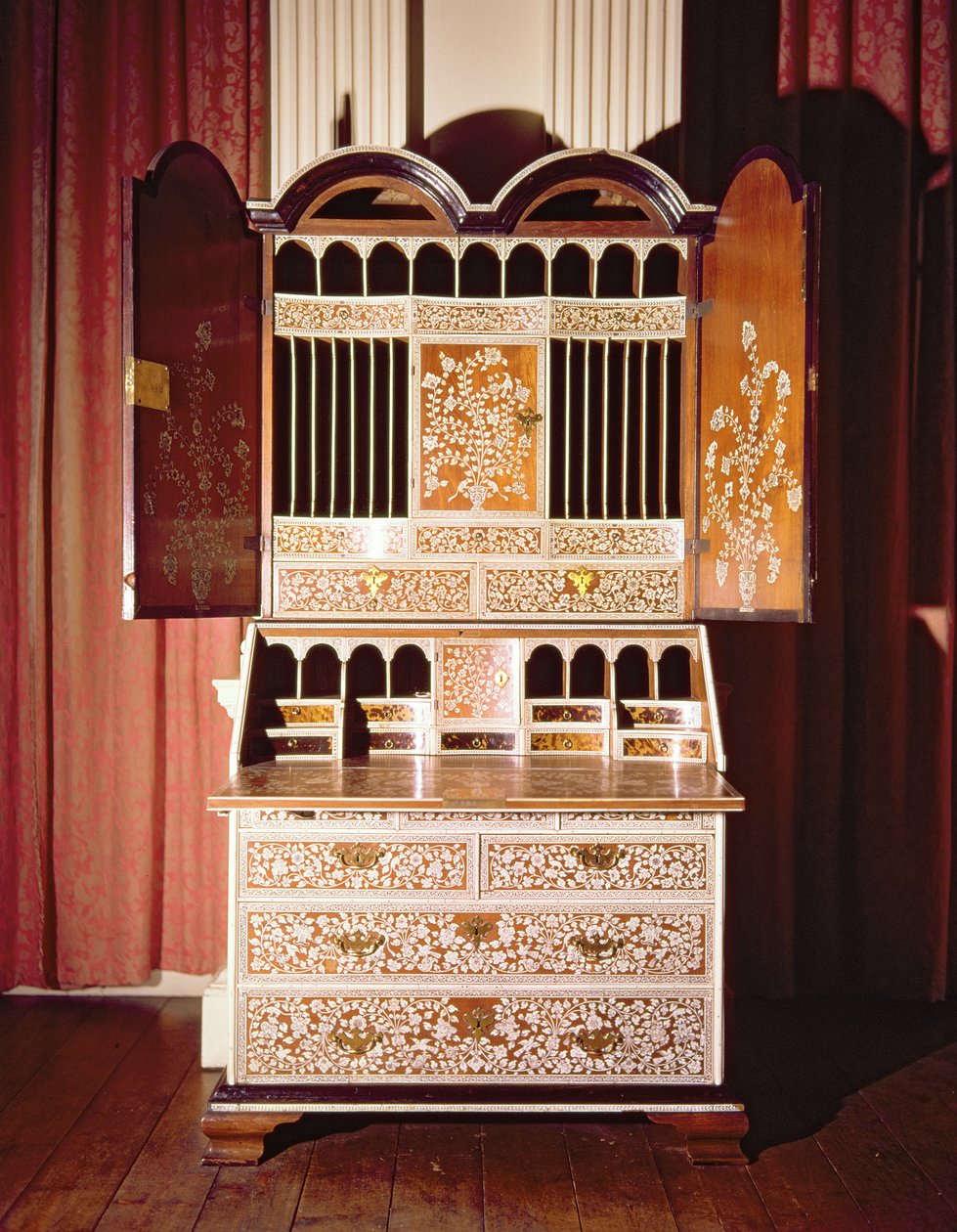Gabinete de escritório Vizagapatam (marfim incrustado e folheado) de Indian School