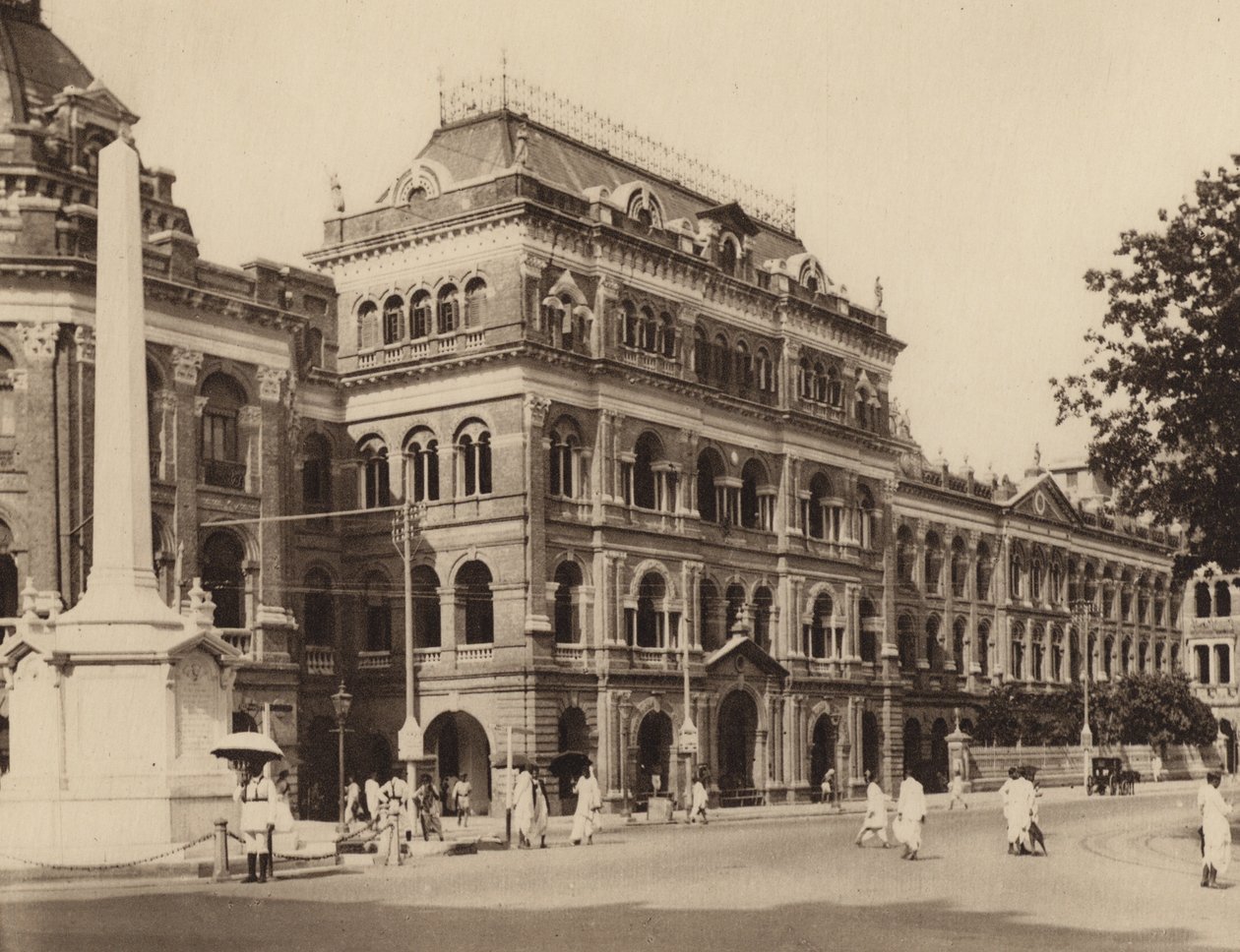 Secretariado de Bengala, Edifícios dos Escritores, com o Memorial Holwell em primeiro plano (fotografia a preto e branco) de Indian photographer