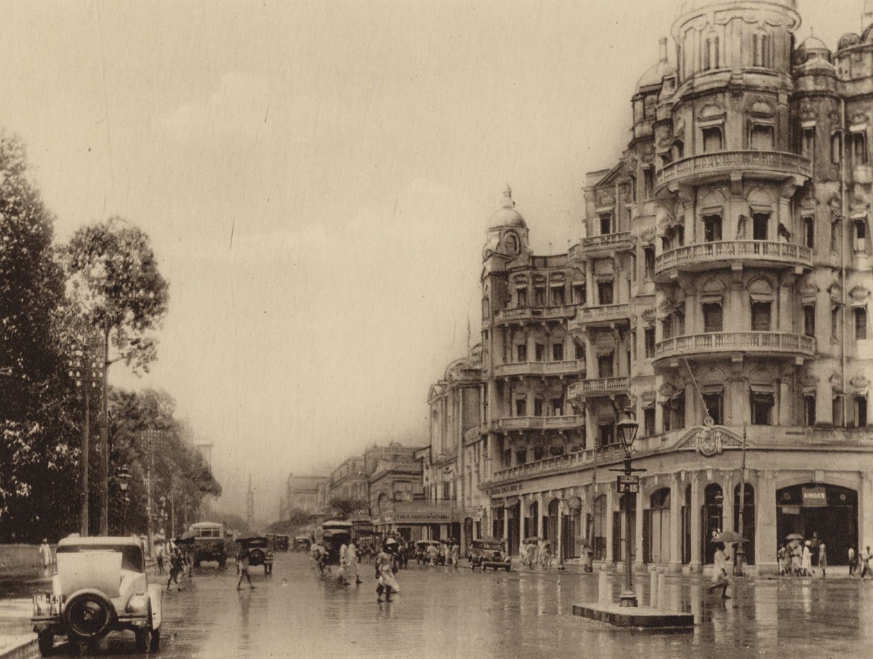 Esplanade Mansions e Government Place East com vista para a Old Court House Street (fotografia a preto e branco) de Indian photographer