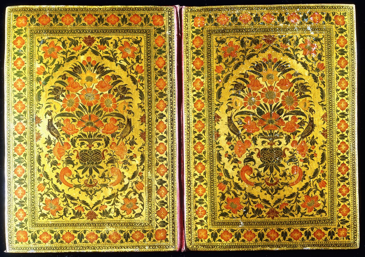 Um par de capas de livros de laca decoradas com um design floral, com um vaso de flores e tentilhões no centro, século XVIII de Indian School