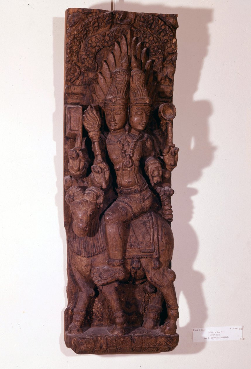 Agni, deus do fogo, representado com duas cabeças (bicéfalos) sobre um carneiro, segundo a mitologia hindu. Escultura de madeira do século XVII. Paris, Musée Guimet. de Indian School
