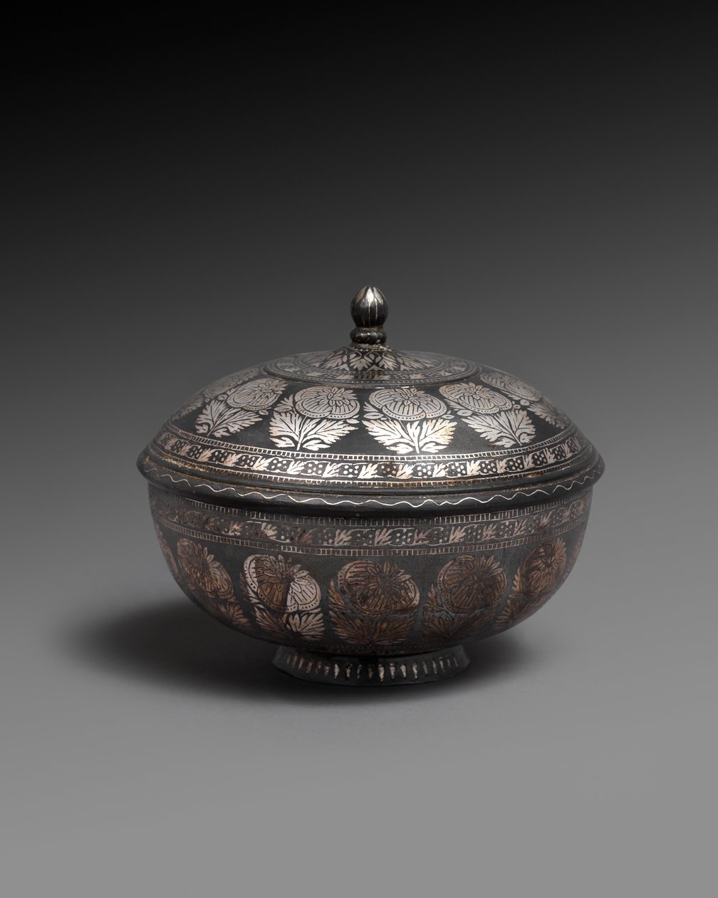 Tigela e tampa de liga de metal incrustada com prata, cada uma com uma faixa de flores naturalistas, 1700-1899 de Indian School